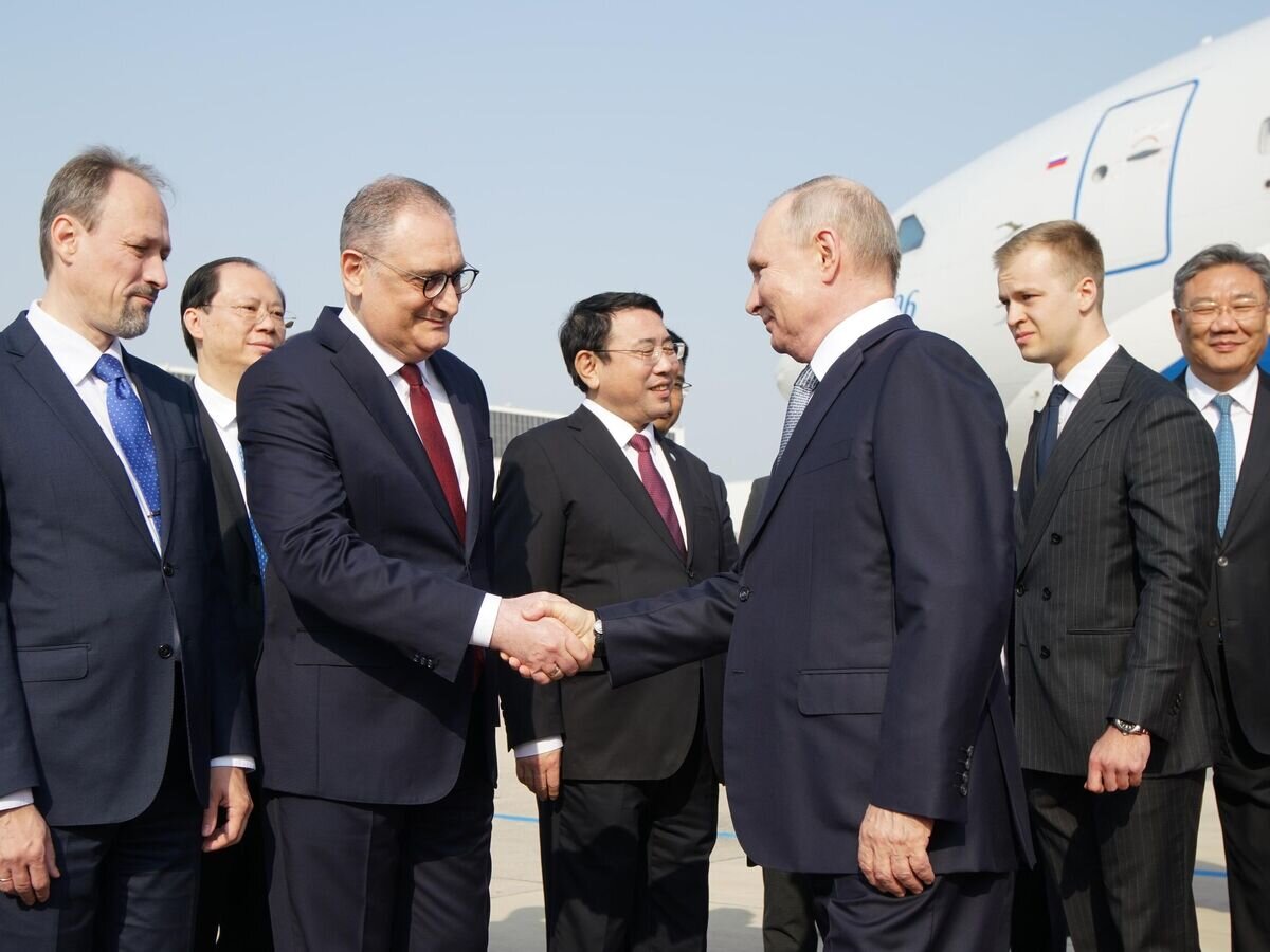    Президент РФ Владимир Путин на церемонии встречи в международном аэропорту "Шоуду" в Пекине© РИА Новости / POOL/Артем Иванов