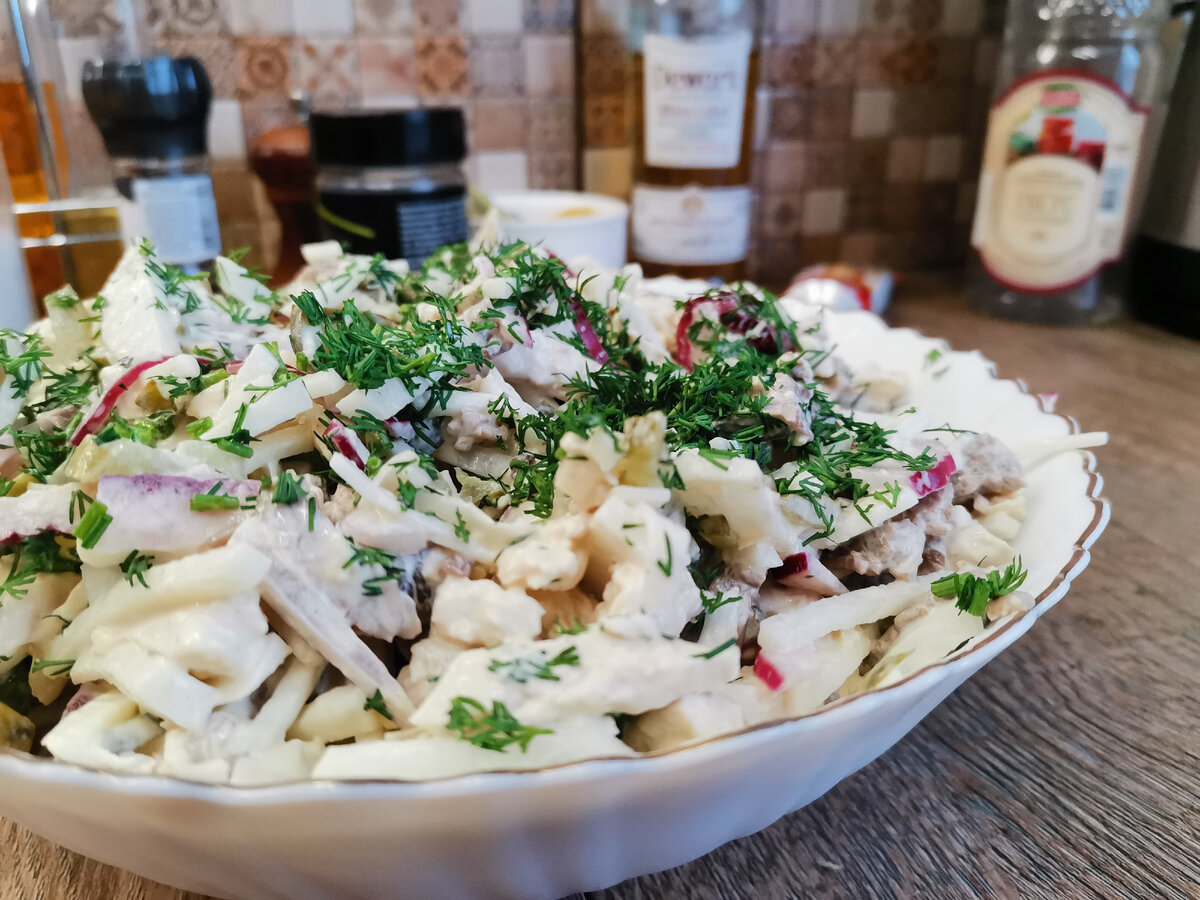 Цезарь с копченой курицей и маринованными грибами — рецепт с фото пошагово