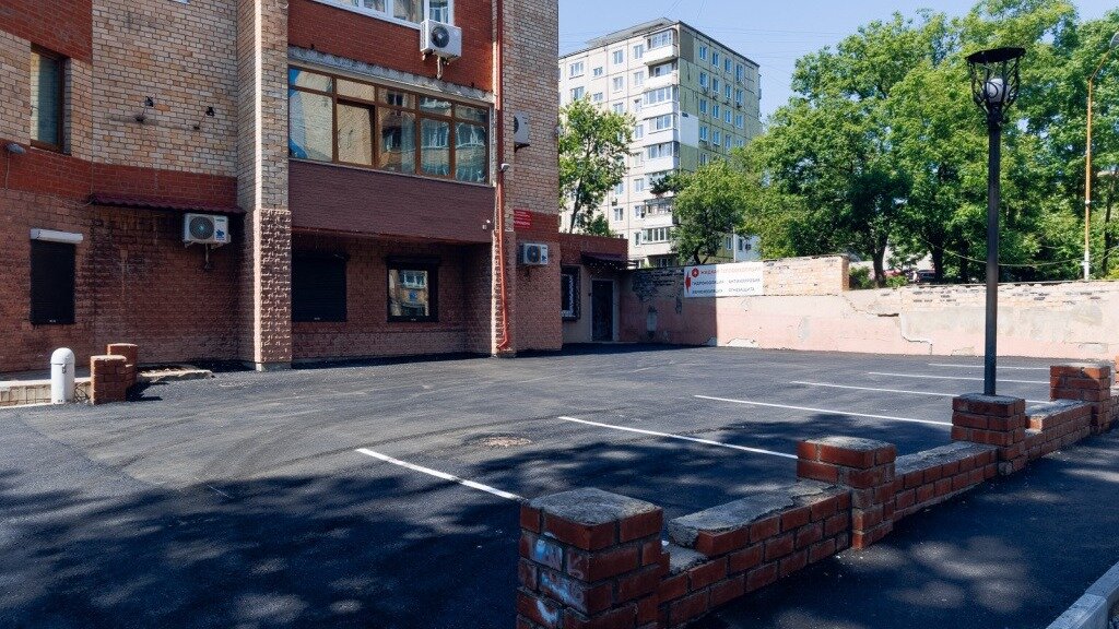     Жители Владивостока благодарят администрацию города за ремонт дворов, который прошел уже по 102 адресам. Люди отмечают, что после обновления придомовых территории на них стал комфортнее проводить время как детям, так и взрослым.
