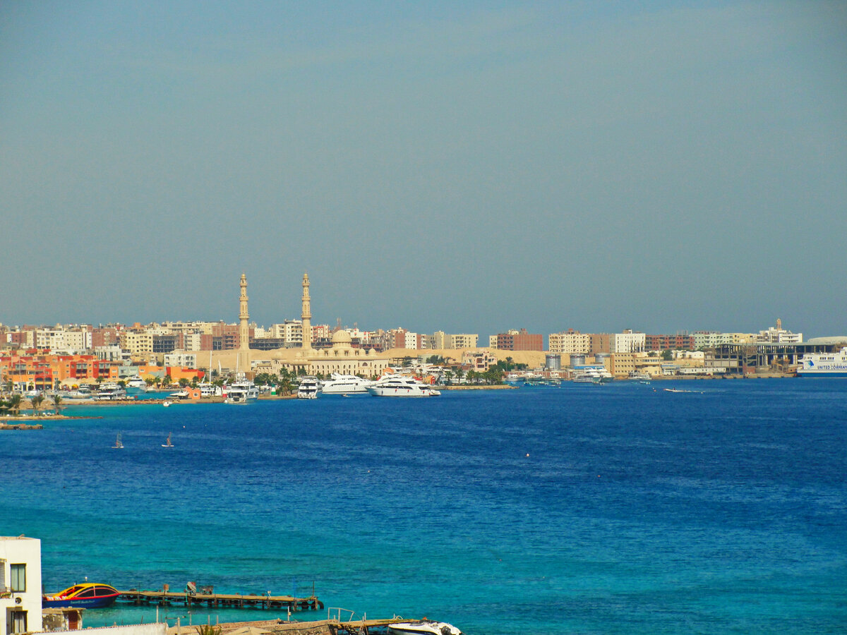 Вид на центр Хургады с моря. Фото автора