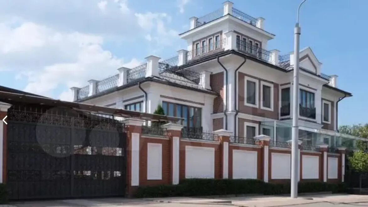     В Казани продают особняк в 5 минутах ходьбы от Волги. Продавец надеется реализовать его за 200 млн рублей. При этом три года назад ценник был ниже на 50 млн рублей.