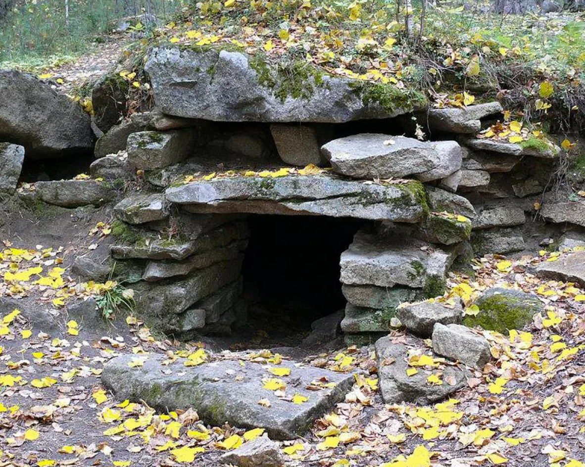 Якобы мегалитическая пещерка на острове Веры (озеро Тургояк).  Характерно название сайта, с которого пришла эта фотка - zonatigra.ru