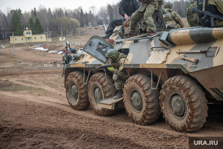    Курганский боец, работавший в зоне СВО наводчиком бронемашины, ушел работать в военкомат