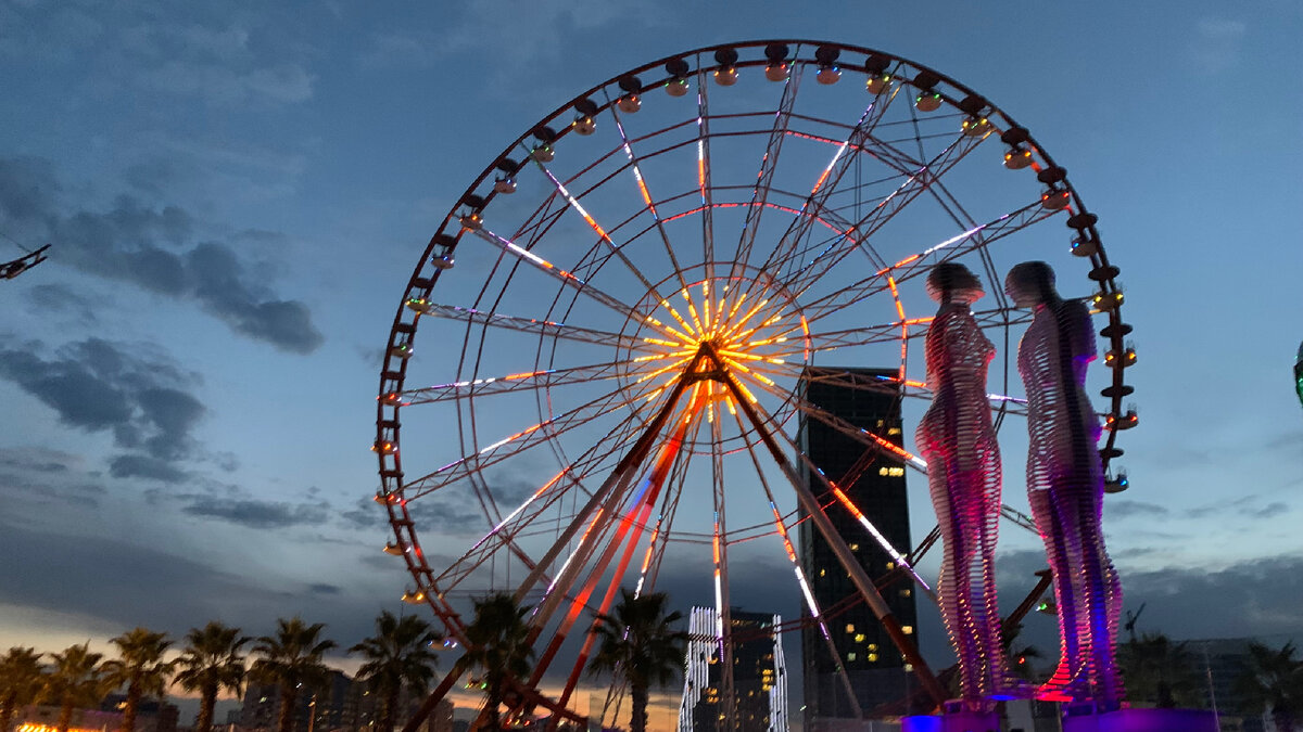 Это скульптура Влюбленных в Батуми. Пара постоянно движется на встречу друг другу, стремясь обняться и поцеловаться, но они никогда не встретятся.. Давайте сделаем наоборот? 🥹