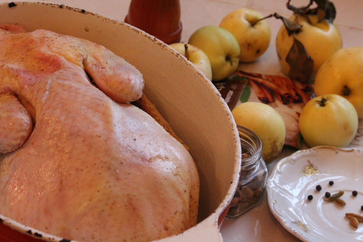    Подготовили продукты для запекания утки с яблоками