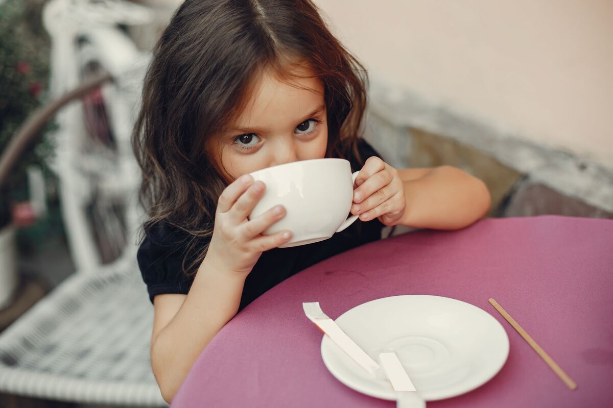 Кофе детям можно давать. Детский кофе. Ребенок пьет кофе. Чашка для детей. Чашка фото для детей.