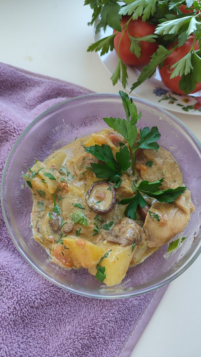 Грибное рагу с кабачками в сметанном соусе.