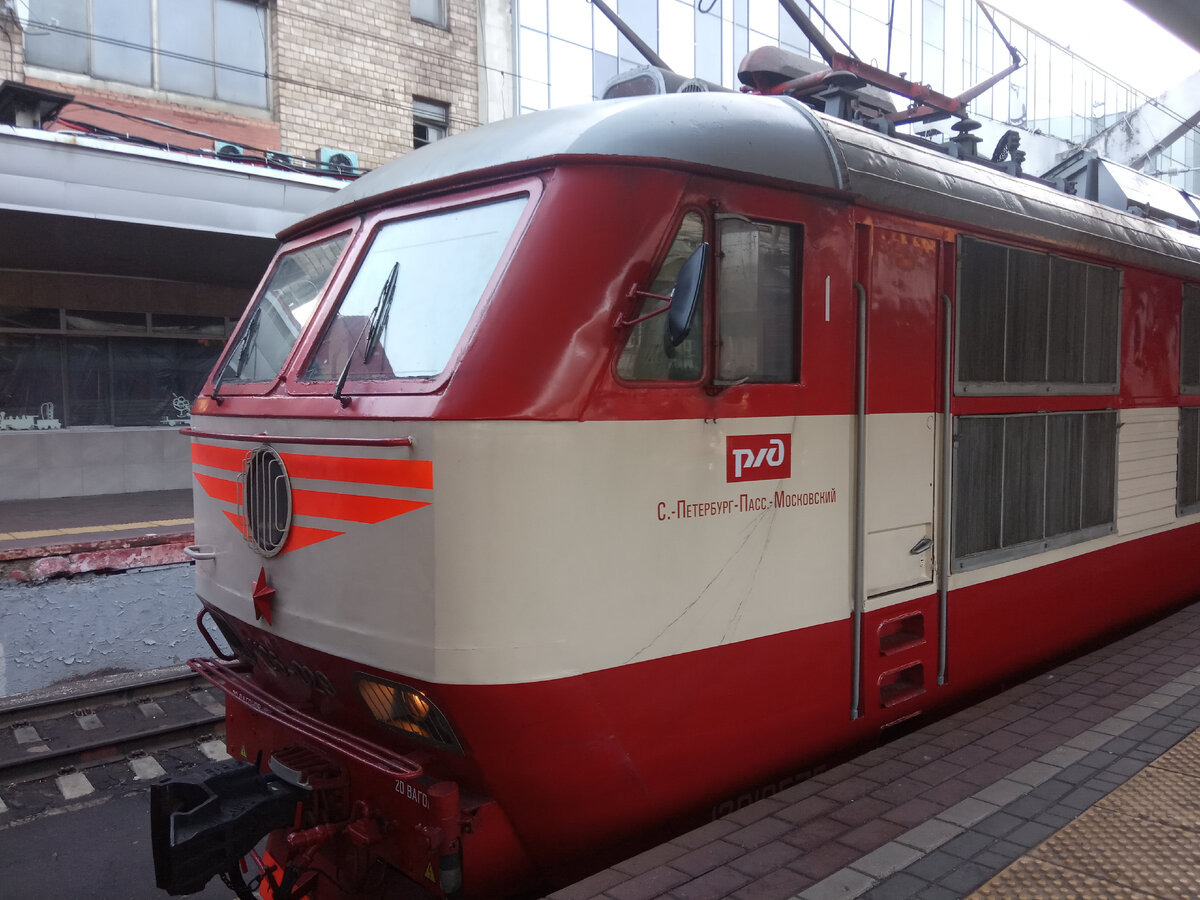 А вот такой чех мне еще не попадался, тем более в нетипичном для РЖД окрасе! Машина, как вы видите, приписана к питерскому депо))