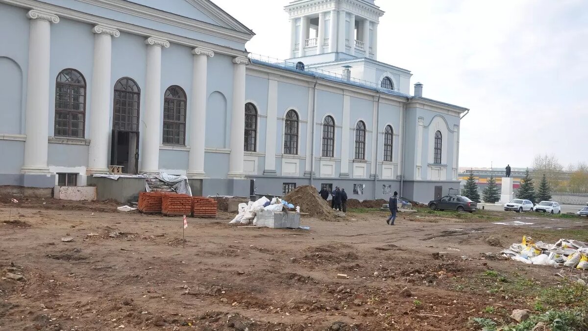     Сейчас подрядчик занимается планировкой участка возле собора в Воткинске.