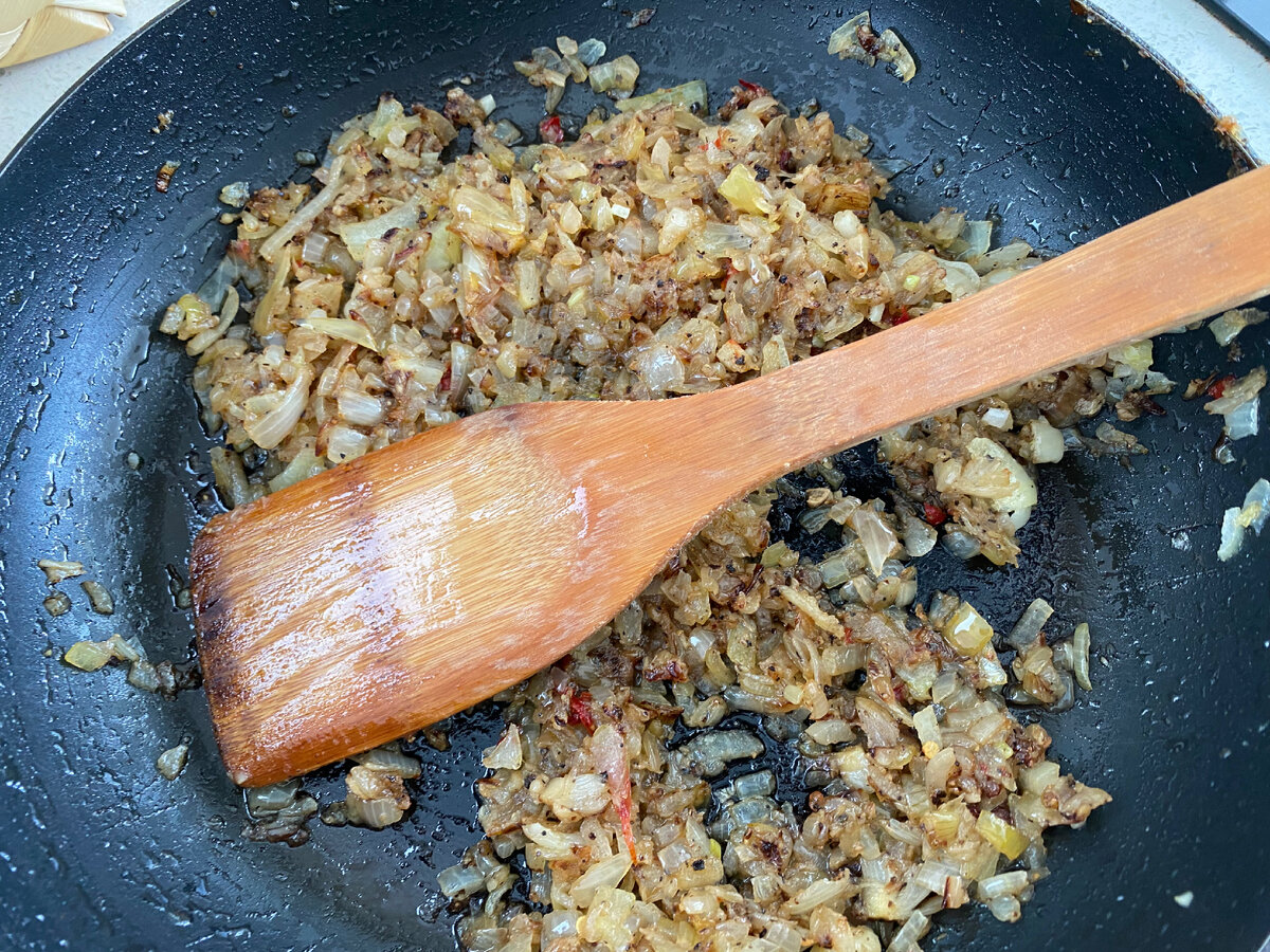 Жареный лук и чеснок с солью и черным перцем! 