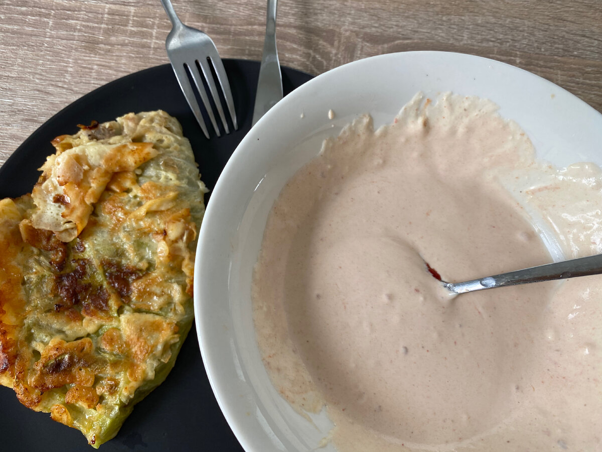 Чебурек с соусом