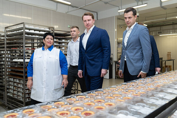 На производстве с руководством обсуждались планы по дальнейшему развитию.
