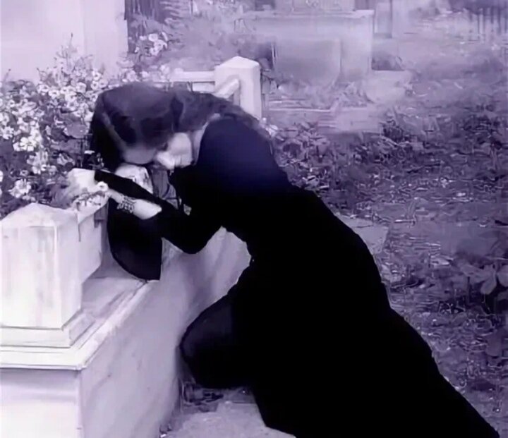 Тоскующим по умершим. Грустная девушка на кладбище. Девушка плачет на кладбище. Мать плачет над могилой.