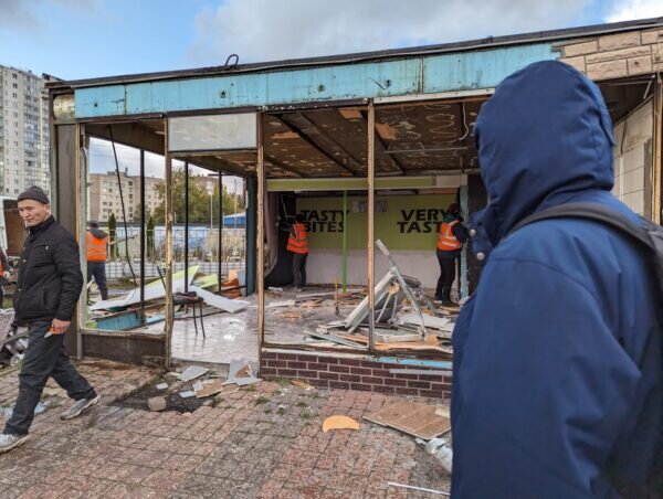 Идет демонтаж незаконного павильона. Фото: ККИ