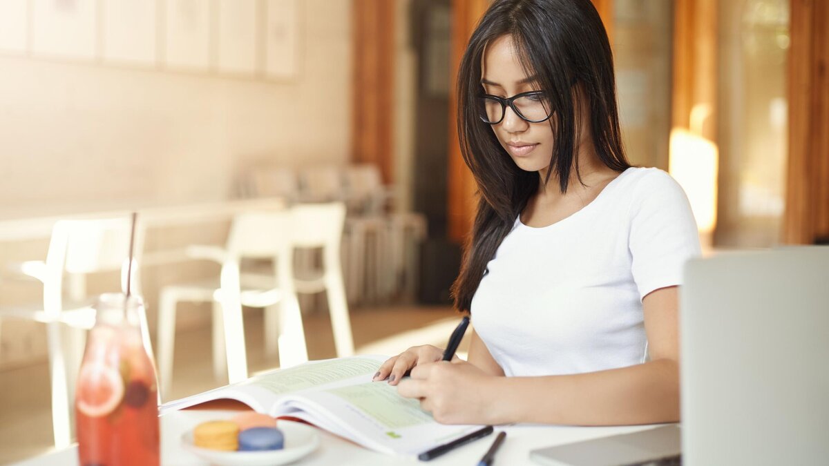    Травматично и неправильно: психологи просят оставить левшей в покое© Freepik | lookstudio
