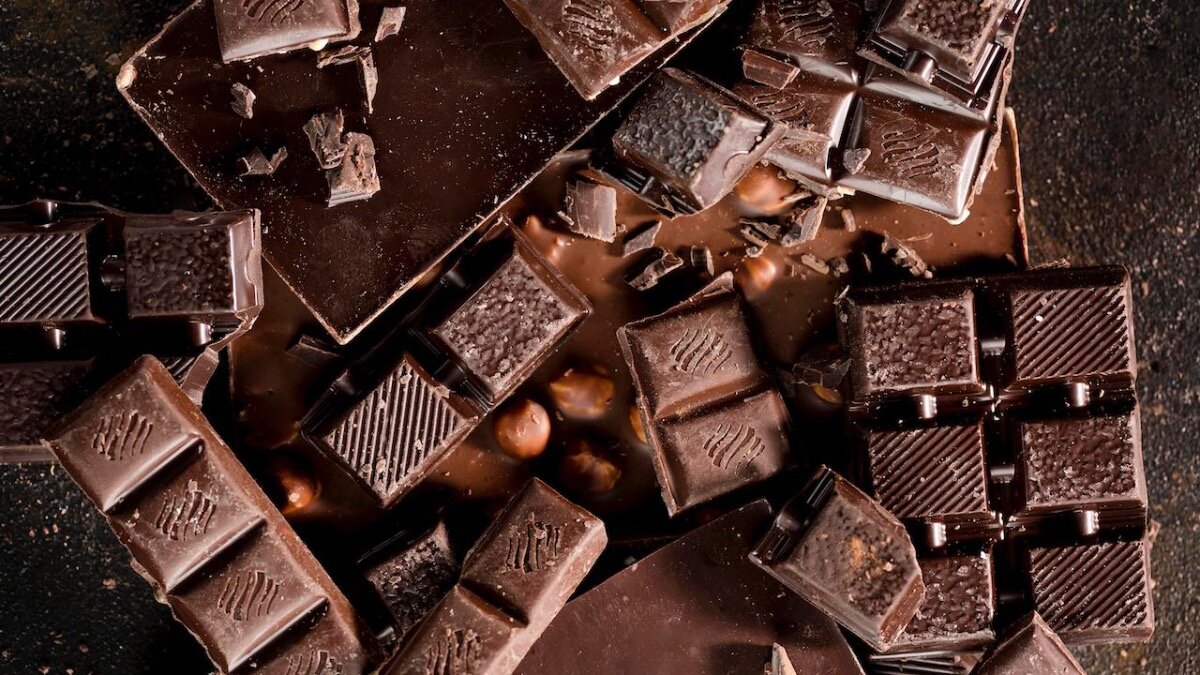 Обычную шоколадку. Настоящий шоколад. Кусочки шоколада. Растопленный шоколад. Расплавленный шоколад.