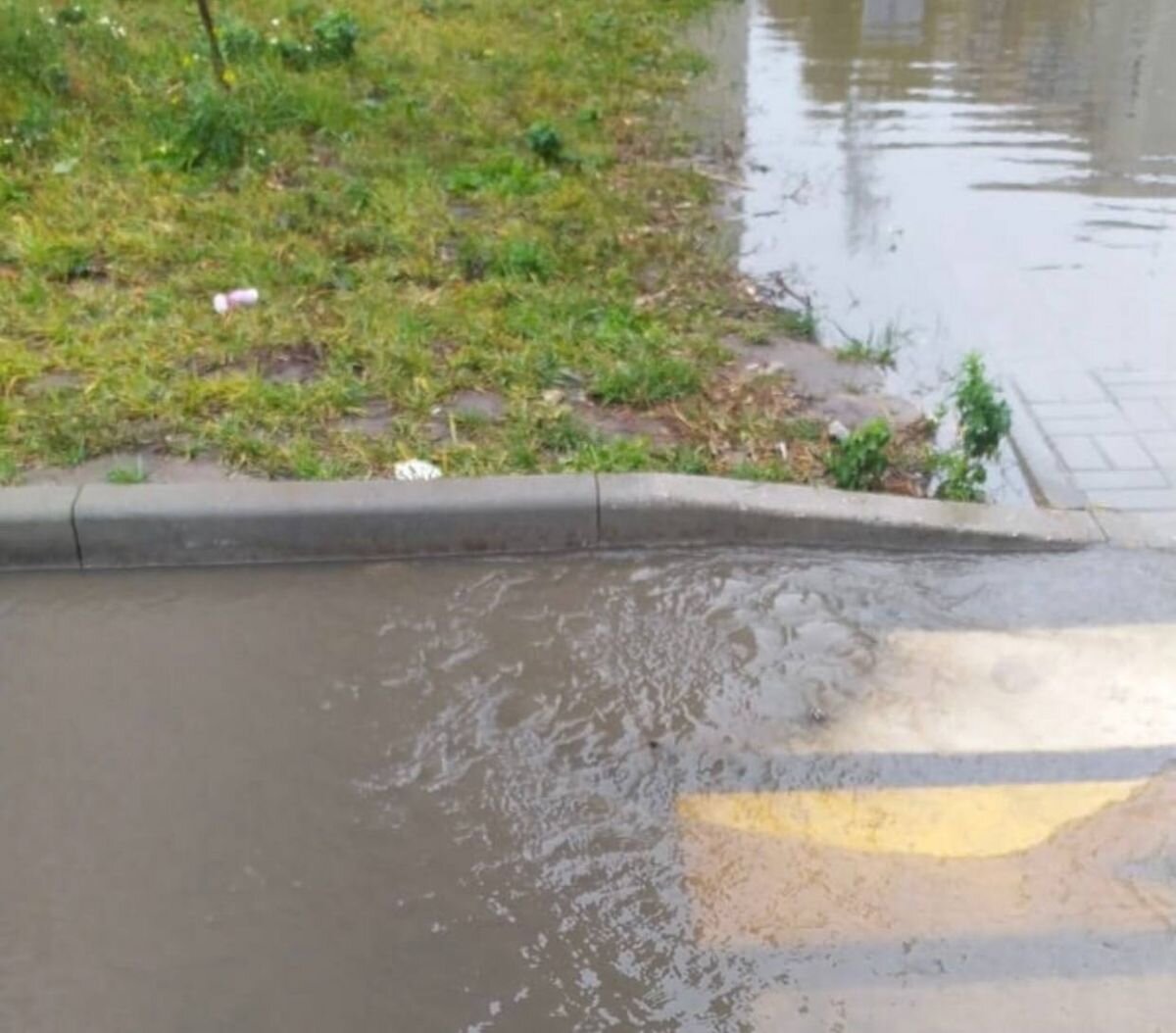 Паводок 2024 рязань на сегодня. Когда затопило дороги в городе. Знак пешеходный переход затопило в воде прикол.