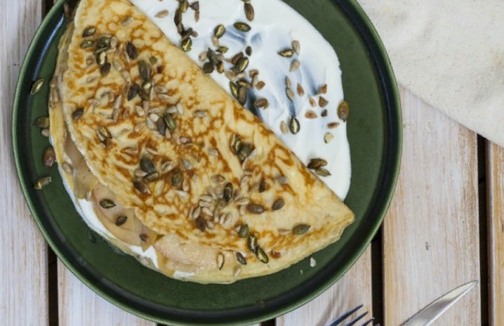 Блинчики с яблоками, творогом и жареными семечками