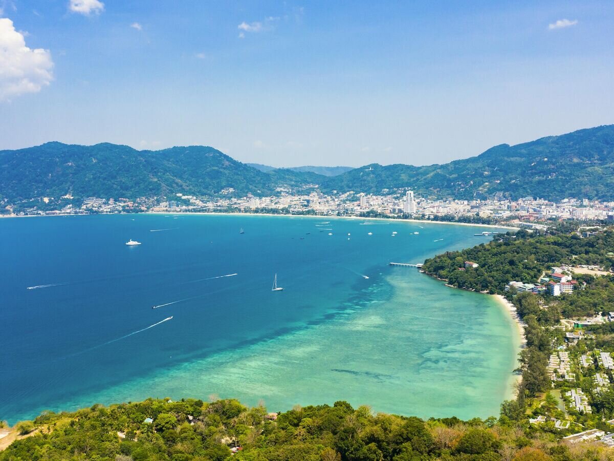    Вид на пляжи Три Транг и Патонг на острове Пхукет, Таиланд© iStock.com / Travel Wild