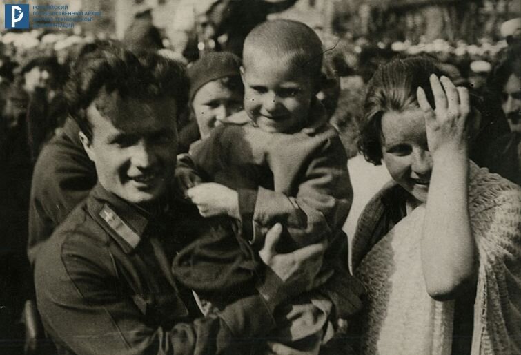 Н.П. Каманин с женой и сыном Аркадием на Красной площади во время торжественной встречи челюскинцев в Москве. 19 июня 1934 г. РГАНТД. Ф. 380. Оп. 2-10. Д. 24. Л. 2.