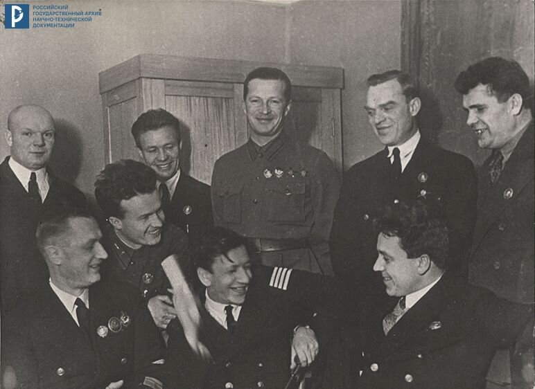 Первые Герои Советского Союза (слева направо): И.В. Доронин, М.Т. Слепнев, Н.П. Каманин, В.С. Молоков, М.М. Громов, С.А. Леваневский, А.В. Ляпидевский, М.В. Водопьянов 1937 г. РГАНТД. Ф. 348. Оп. 2-10. Д. 253. Л. 1.