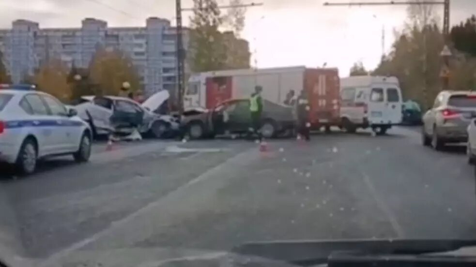     Авария произошла сегодня утром, видео с места происшествия опубликовали очевидцы в соцсетях.