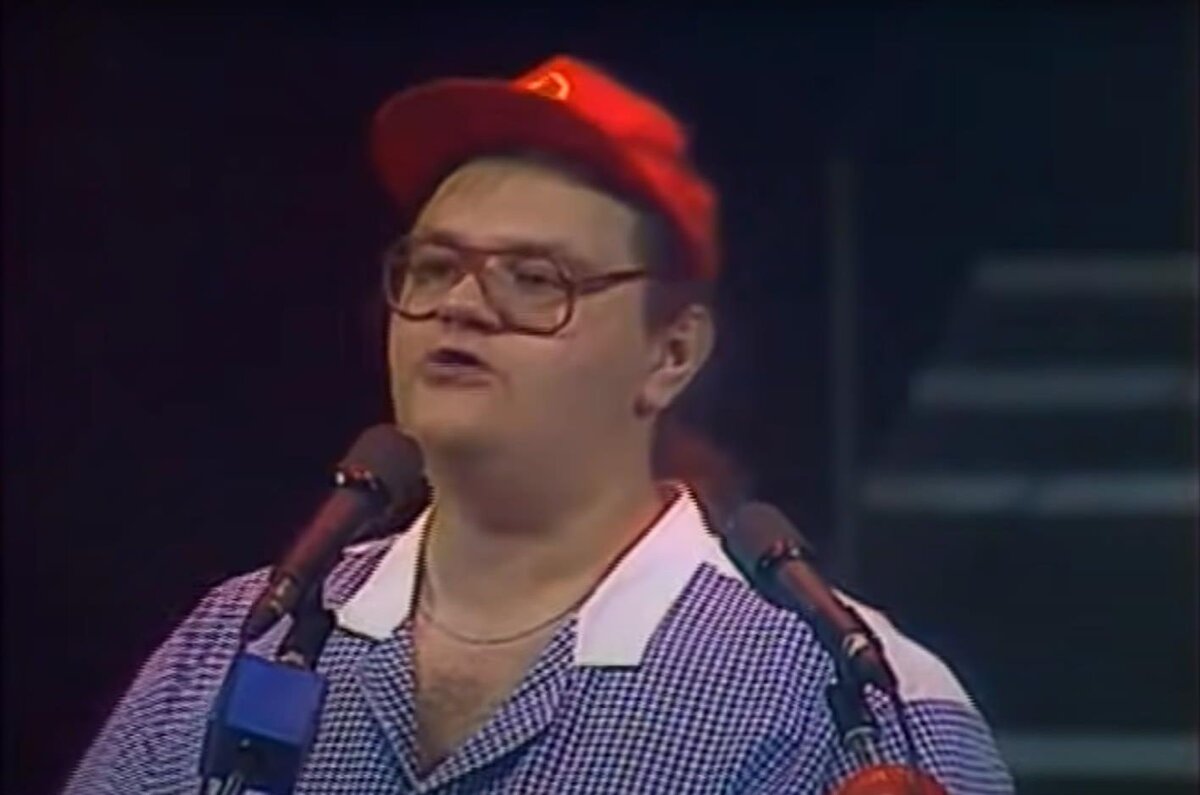 СЕРГЕЙ СИВОХО - УЧАСТНИК КВН, 1990. СКРИНШОТ: ЮТУБ-КАНАЛ "ОФИЦИАЛЬНЫЙ КАНАЛ КВН"