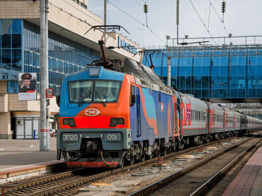    Пассажирский поезд на станции Ростов-Главный //Фото с сайта trainpix.com