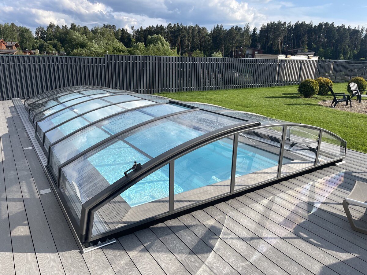 Низкий павильон из монолитного поликарбоната. Композитный бассейн Ривьера8