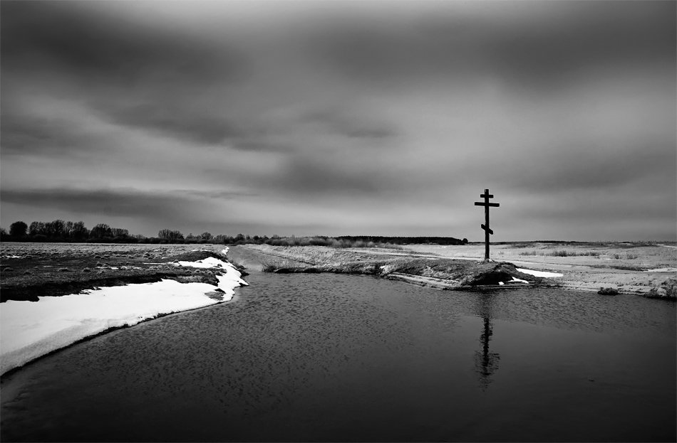 Видишь там на воде. Крест на горе. Возвышается крест. Там на горе возвышается крест. Видишь там крест на горе.