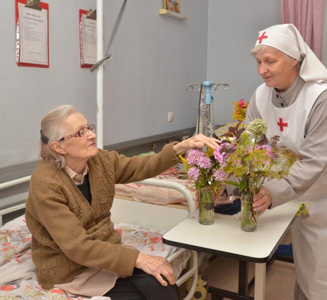 «Пройти 15 километров в день для меня было легко»

Валентина Ивановна недавно поселилась в Свято-Елисаветинской Обители милосердия. Как и некоторые другие подопечные Обители, она - ребенок войны. Отец был на фронте, мама, как могла, старалась одеть, накормить. Трудности юности сказались на здоровье, заболела остеохондрозом, в итоге Валентина Ивановна потеряла возможность ходить самостоятельно. Наша подопечная Лия Арестова побеседовала в Валентиной Ивановной о ее жизни, отношении к болезни, источниках вдохновения.

– Валентина Ивановна, из какого города вы к нам приехали, где родились, выросли?

– Я родилась в Новосибирске. Отец военный был, всю войну прошел. Когда его призвали, мама с двумя детьми осталась. Время было трудное, есть нечего. Ей приходилось ездить пригородными поездами в деревню за картошкой. Люди, которые имели домашние участки, за деньги продавали урожай, а мама покупала, сколько могла, и увозила... https://sv-elisaveta.ru/index.php?pid=news_show.php&npid=20231001-2302_interview.html