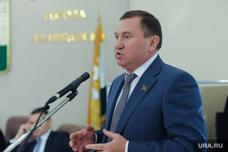    Предварительно, Виталий Паутов выступал в роли посредника при передаче взяток в мэрию города