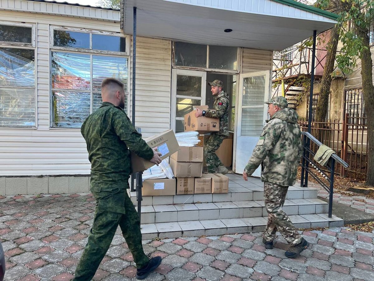 Офицеры СК России по Херсонской области передали гуманитарную помощь медицинскому батальону