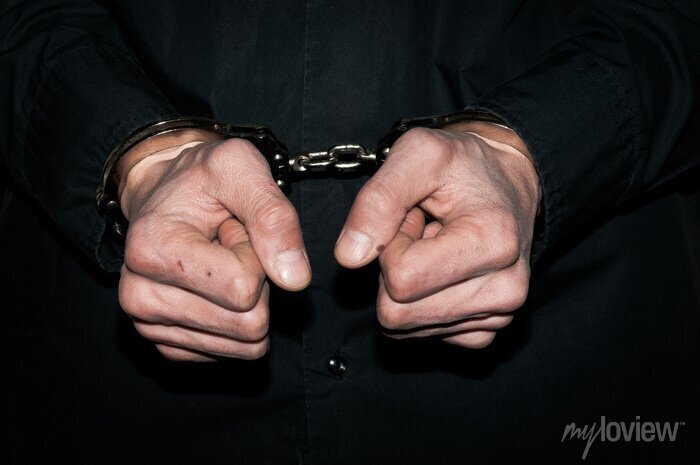 https://myloview.ru/wall-mural-hands-of-a-criminal-in-handcuffs-no-5B46802