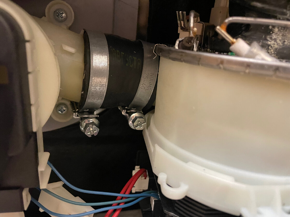 Установленный пару лет назад патрубок системы охлаждения двигателя ВАЗ 2107