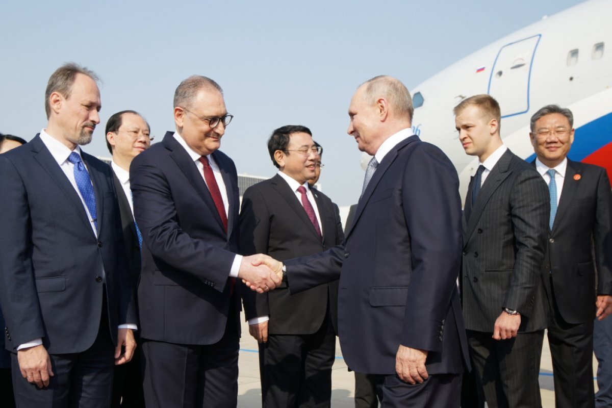    Президент РФ Владимир Путин на церемонии встречи в международному аэропорту «Шоуду» в Пекине. 17 октября 2023.