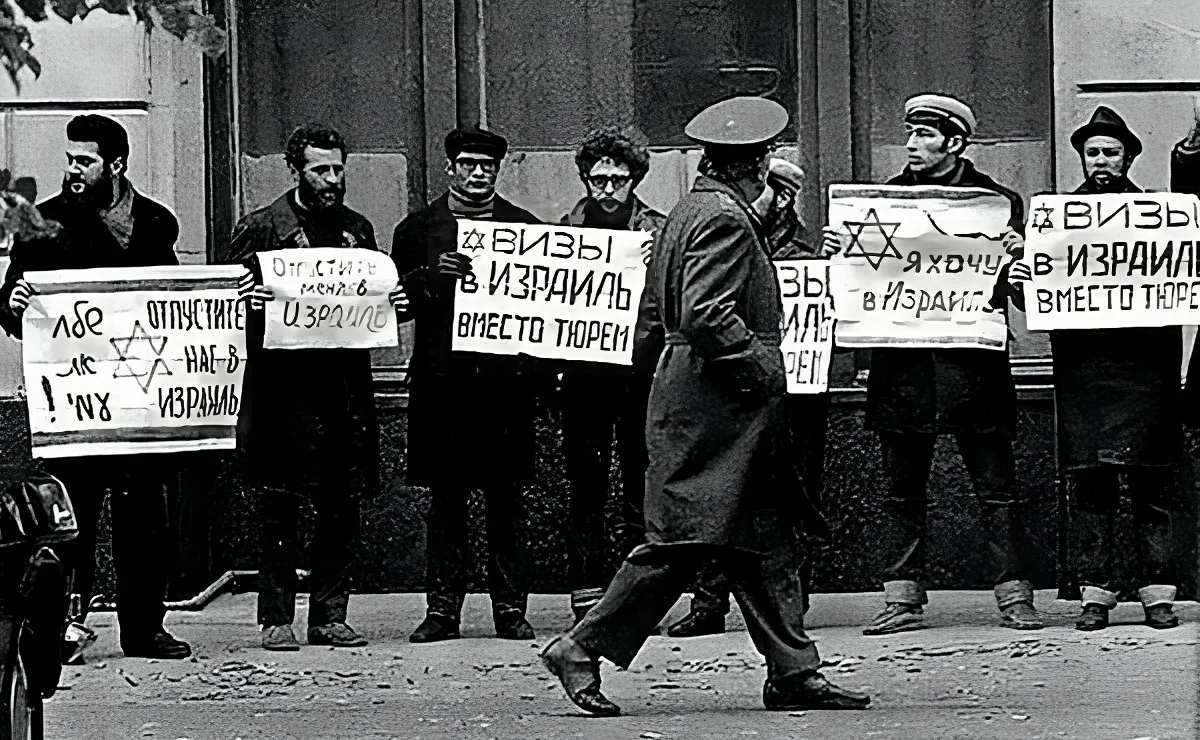 Советские евреи. Эмигранты из СССР. Евреи на митинге СССР. Советский эмигрант.