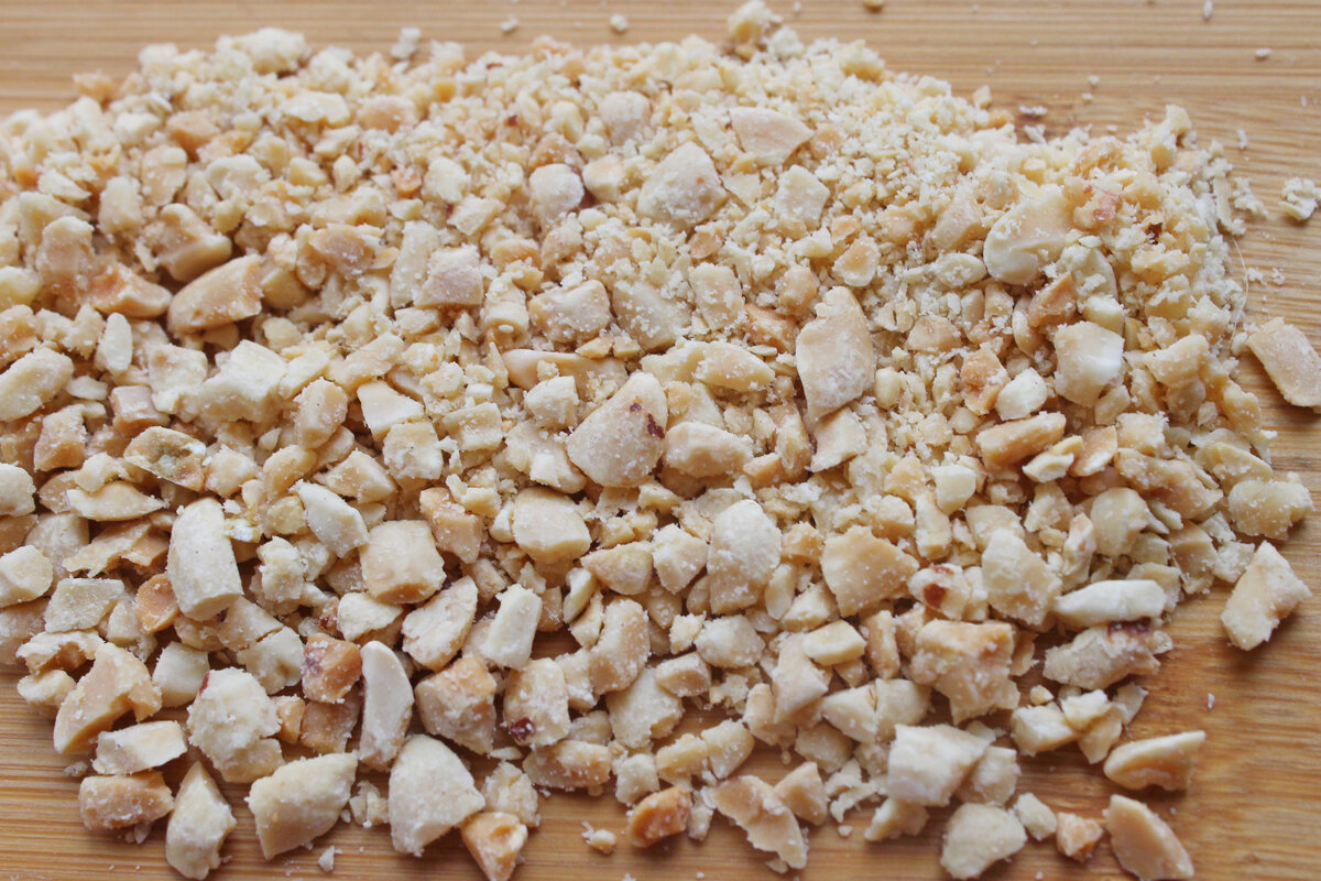 Берем любые другие орехи, если нет арахиса.