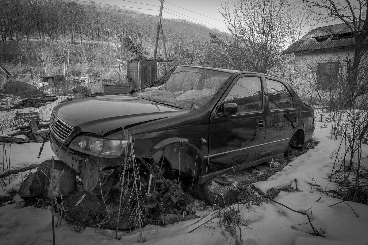 Не брошенная 9. Разукомплектованный автомобиль. Своих не бросаем. Брошенный разукомплектованный автомобиль во дворе. Не брошенная 9.