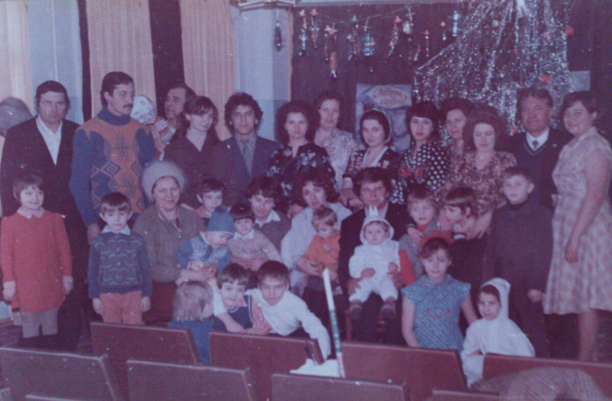 г. Белебей. Актовый зал ОМЗ. Дети сотрудников завода на новогодней ёлке. 1981 год.