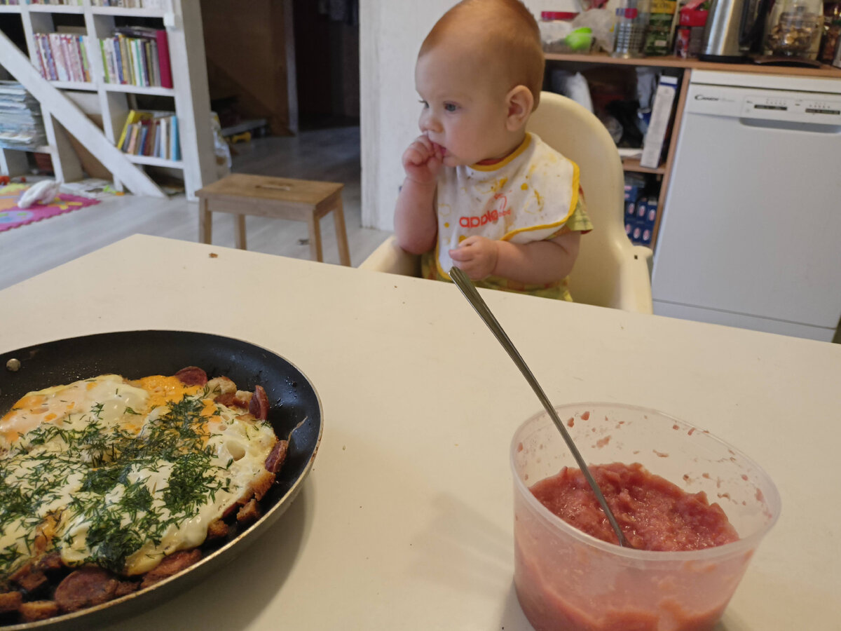 Лене 8 месяцев. Он ест размолотый борщ и выпрашивает мою яичницу. Ну зачем ему ГВ?!