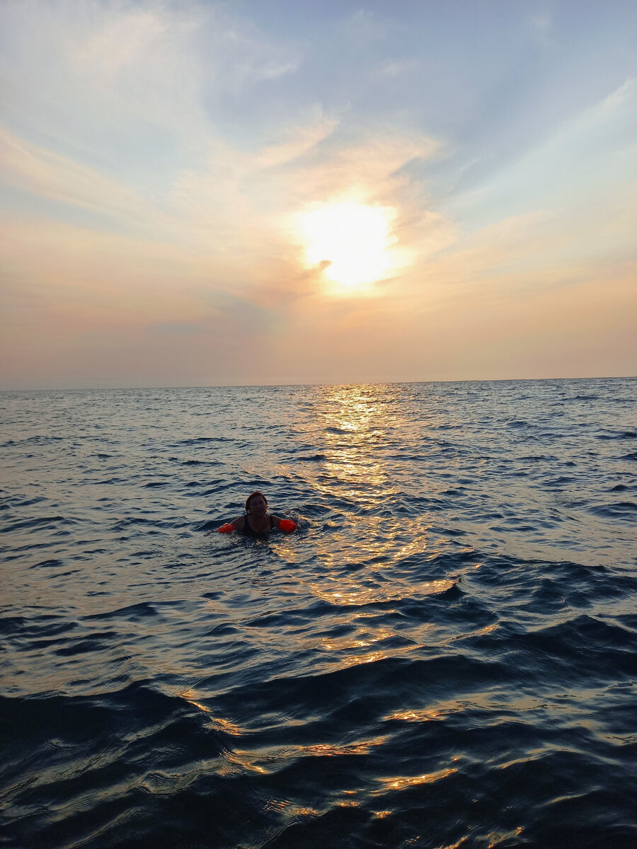 Люся в "закатном"море. В первый вечер по-приезду сразу в море... ( а нарукавники-то при мне, без них некомфортно ). 