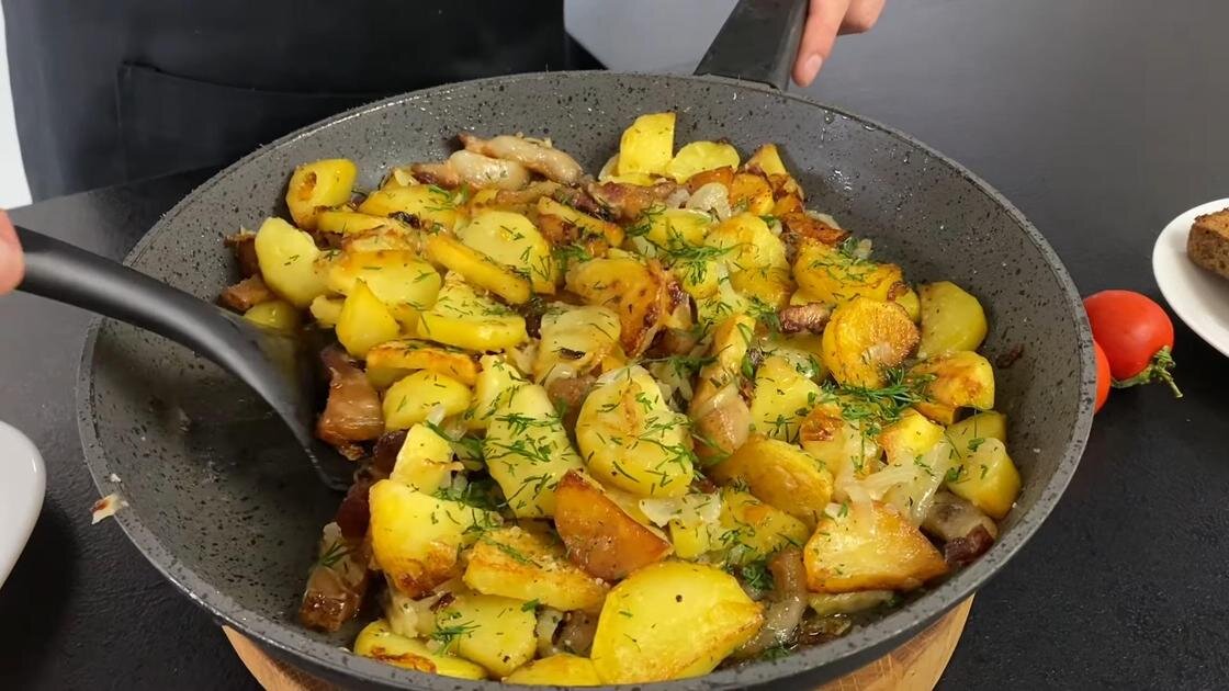 Жареный картофель посыпанный укропом. Как пожарить картошку на сковороде чтобы она не была сухой.