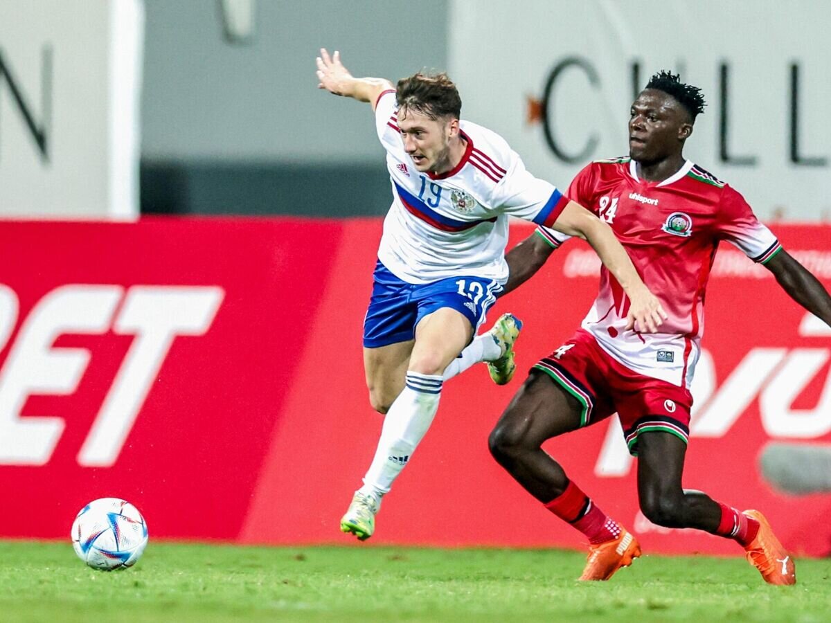    Игрок сборной России Антон Миранчук (слева) и игрок сборной Кении Руни Оньянго в товарищеском матче между сборными России и Кении.© РФС