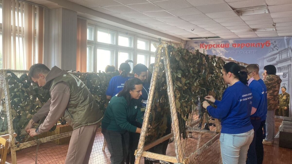    В Курске в отделении ДОСААФ помогают шить сети и теплую одежду для нужд СВО