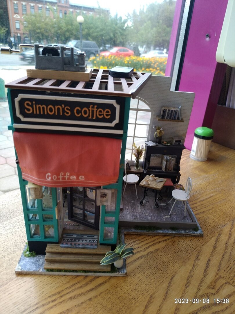 В кофейне на столике стоял игрушечный домик. Думаю, что это светильник. Фото автора. 