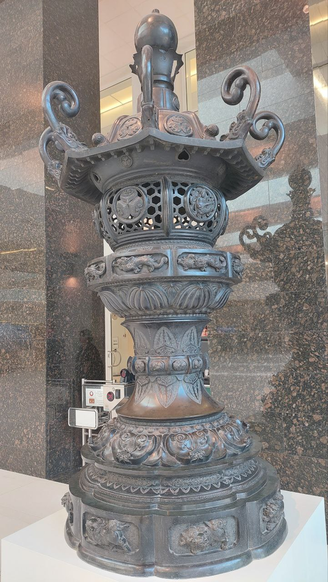 Светильник, бронза, 17 век, Япония, фото автора, лето 2023г.