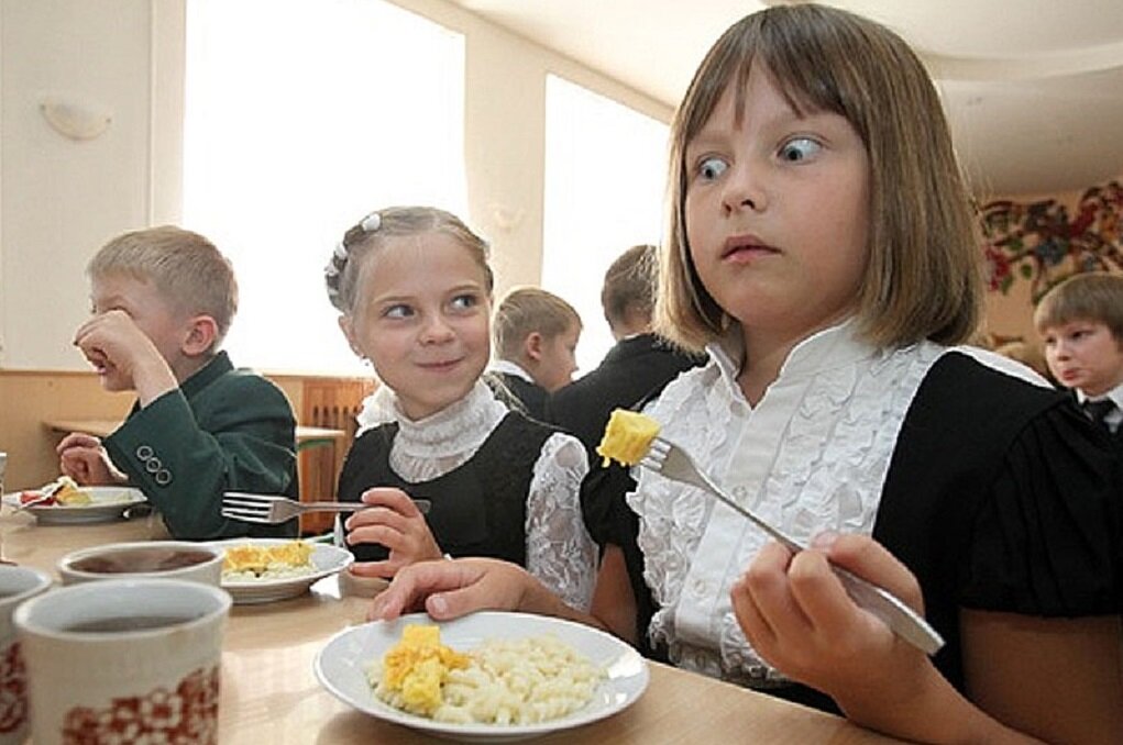 Так школьники кушают в столовой, если послушать наши СМИ.