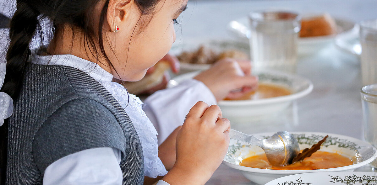 В столовой детям дают напиток (чай, компот), первое и второе блюдо, что более чем достаточно для здорового, сбалансированного питания. 