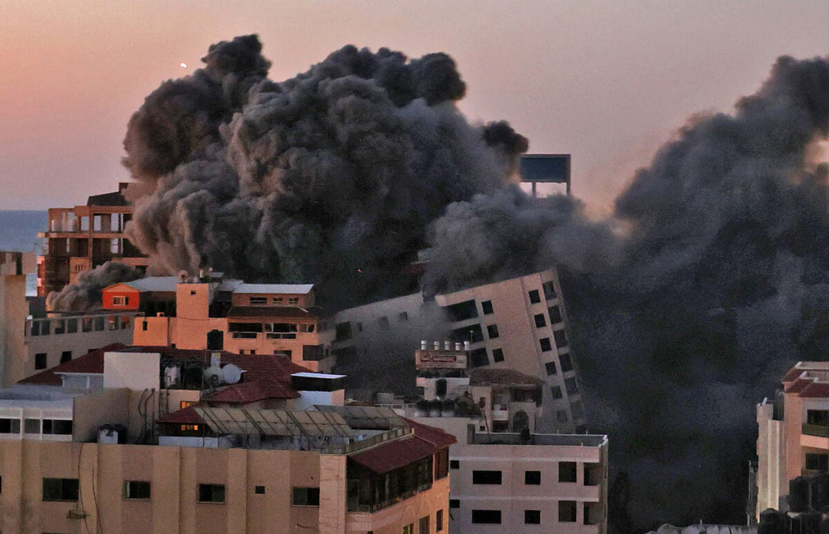 А тем временем разрушаются целые жилые кварталы... 